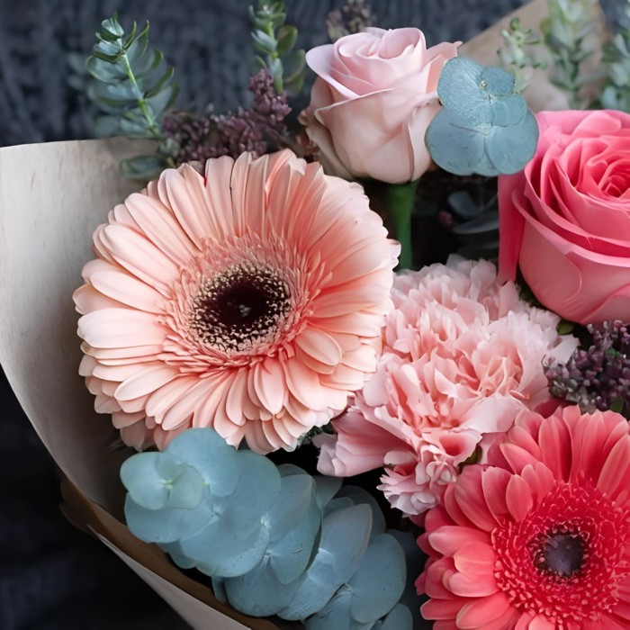 Букет нежных роз со статицей и герберой