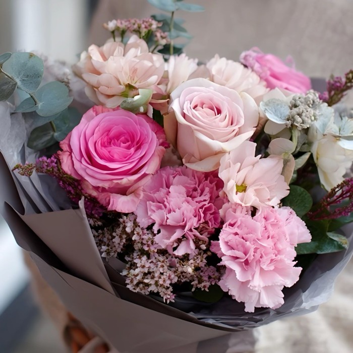 Букет роз с хамелациумом