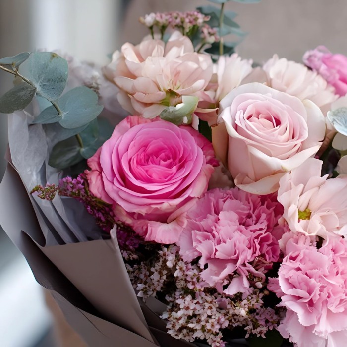 Букет роз с хамелациумом