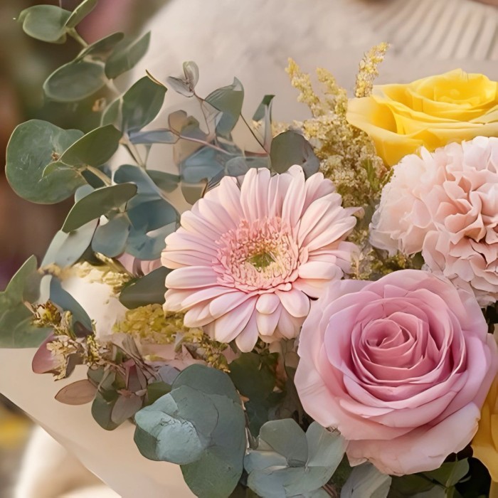 Букет роз с желтой астильбой