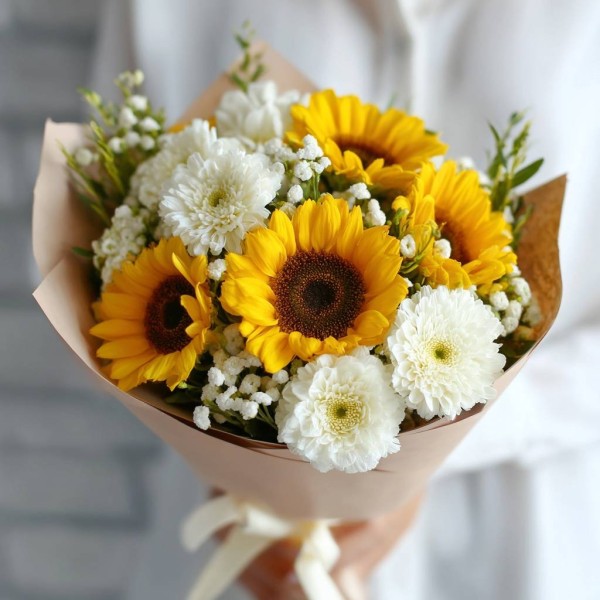 Букет с подсолнухами и хризантемами