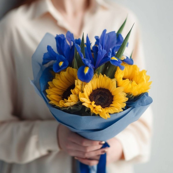 Букет Синие ирисы и подсолнухи