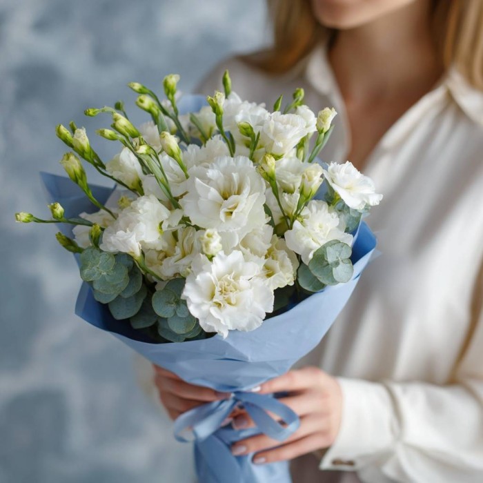 Букет 5 белых эустом с эвкалиптом