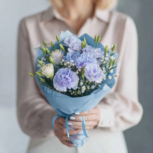 Эустома с голубой гвоздикой