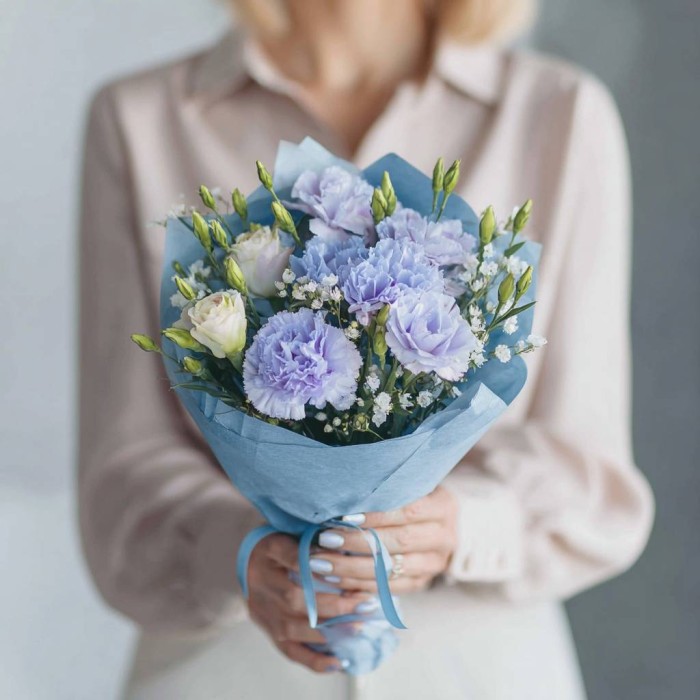 Букет эустома с голубой гвоздикой
