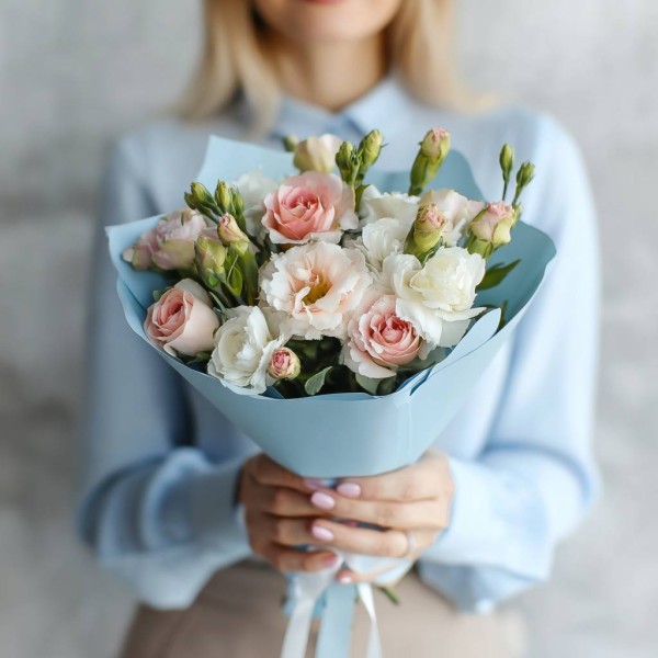 Букет эустома с кустовой розой