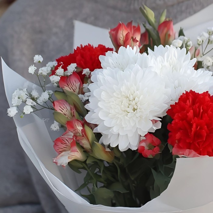 Хризантема с гвоздикой и альстромерией