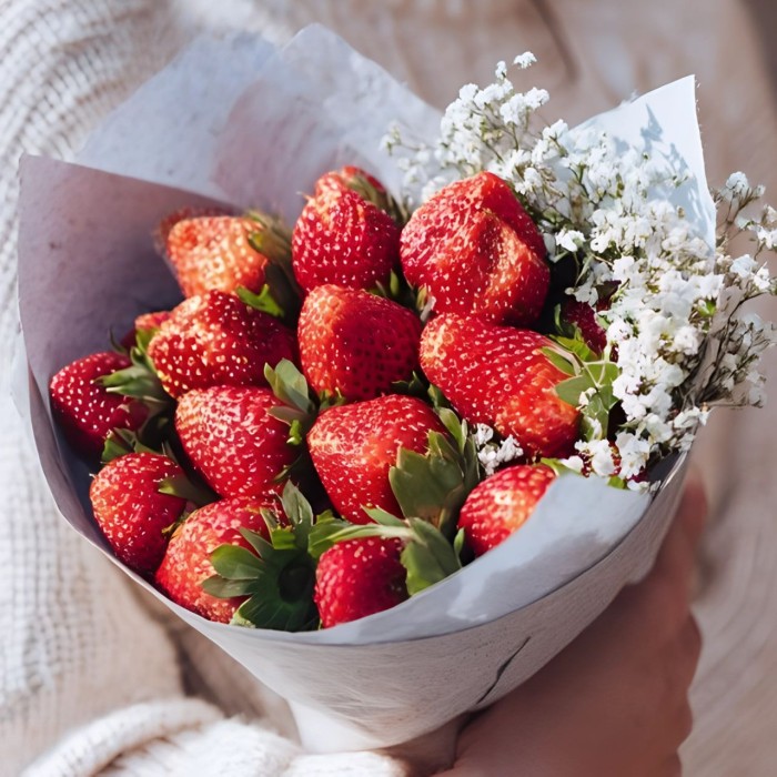 Клубника с гипсофилой