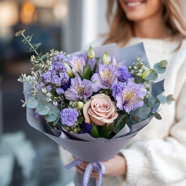 Кремовая роза с фиолетовой альстромерией