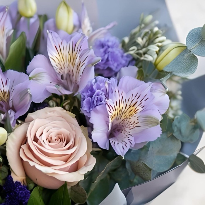 Кремовая роза с фиолетовой альстромерией