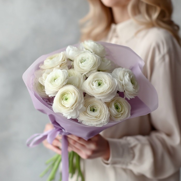 Монобукет из 13 белых ранункулюсов