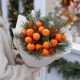 Новогодний букет с мандаринами и гиперикумом