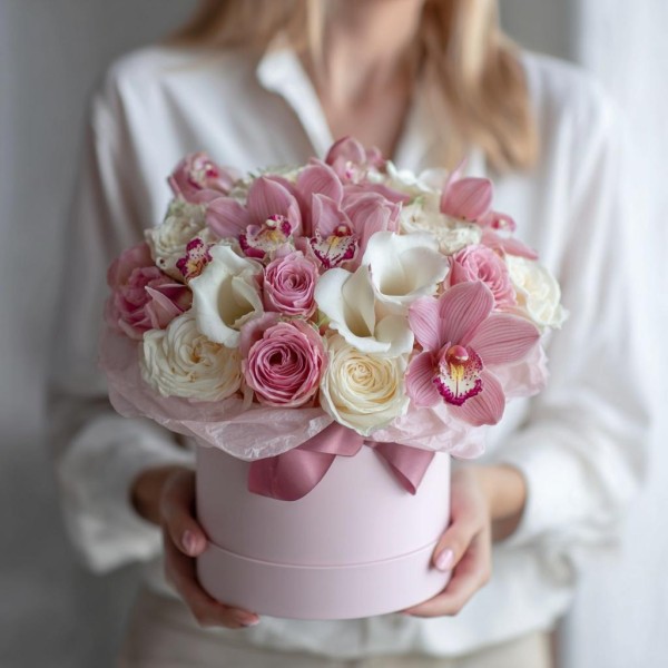 Орхидеи с каллами в коробке