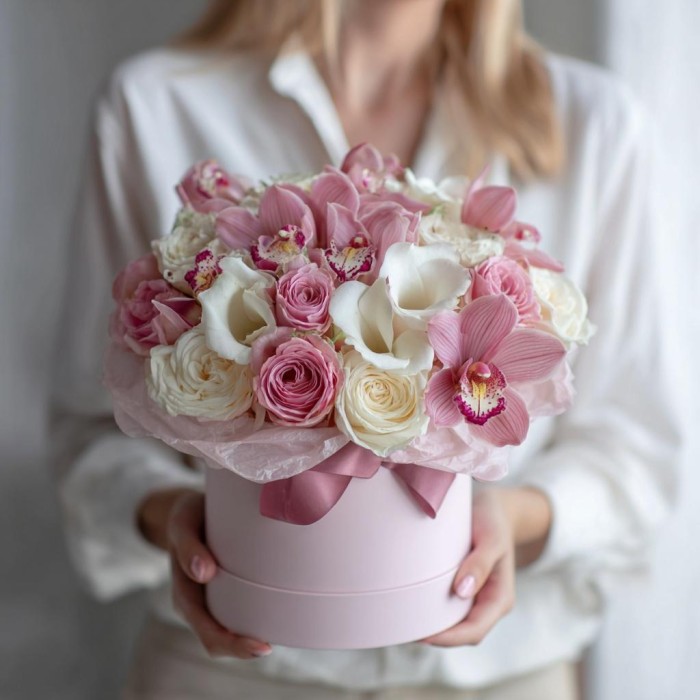 Орхидеи с каллами в коробке