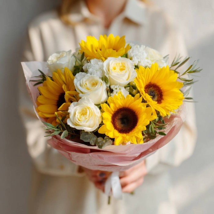 Подсолнухи и белые розы