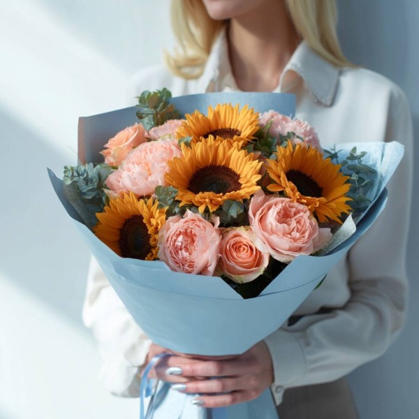 Подсолнухи и пионовидные розы