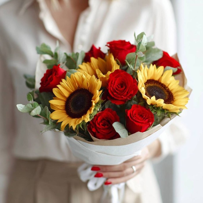 Подсолнухи с красными розами