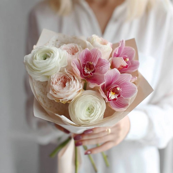 Ранункулюсы с пионовидной розой