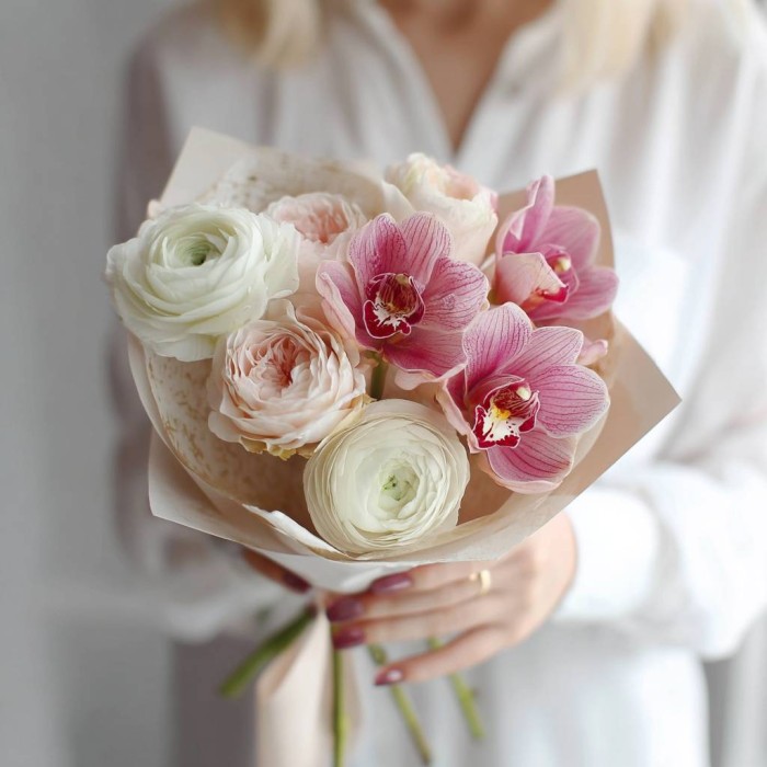 Ранункулюсы с пионовидной розой