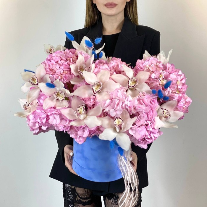 Розовая гортензия и 13 орхидей в коробке