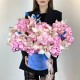 Розовая гортензия и 13 орхидей в коробке
