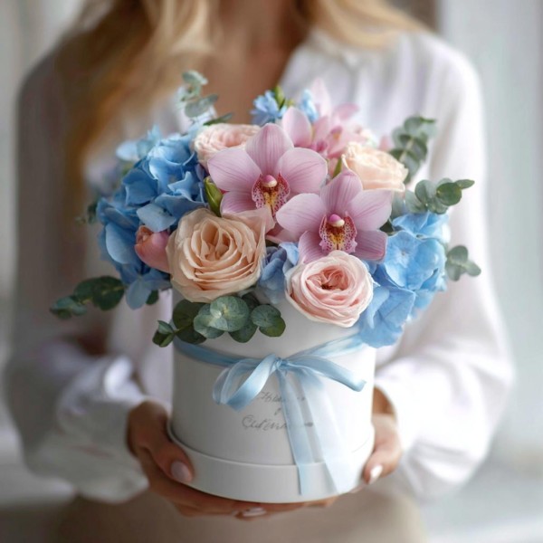 Розовая орхидея с гортензией в коробке