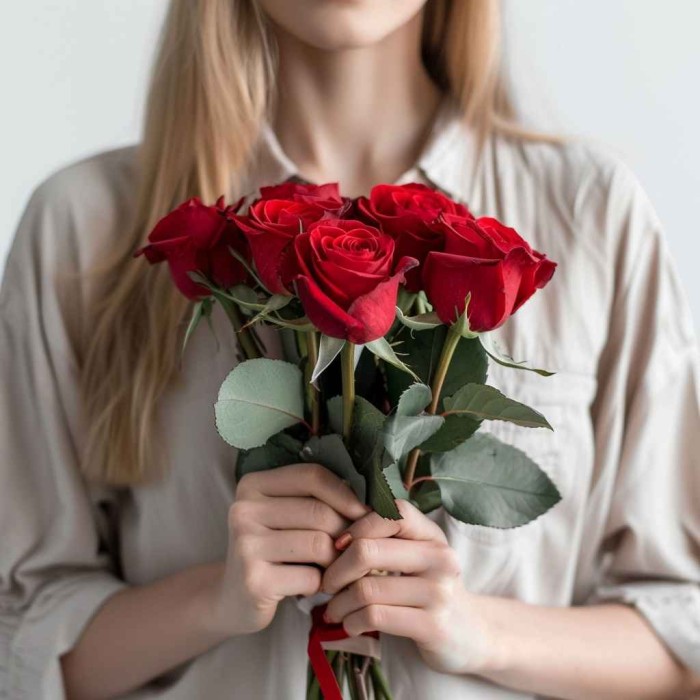 7 ароматных красных роз