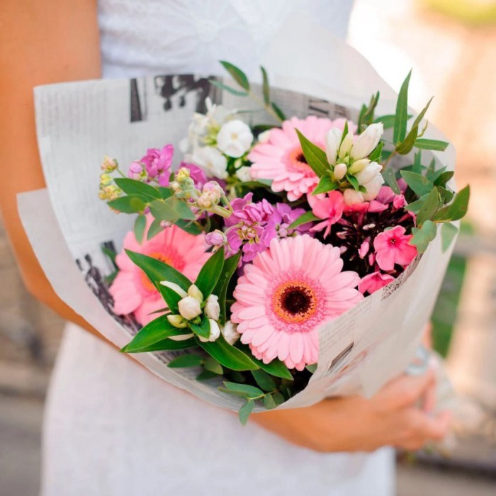 3 герберы с маттиолой