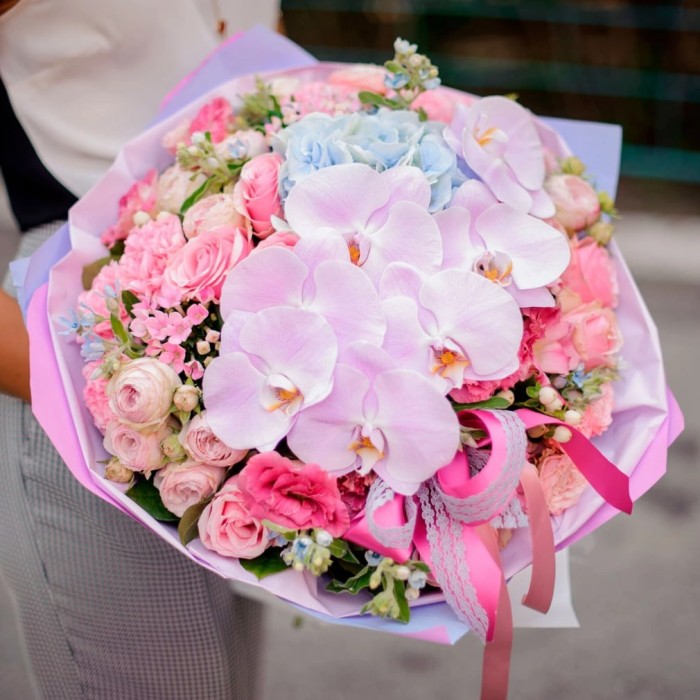 Букет 7 фиолетовых орхидей