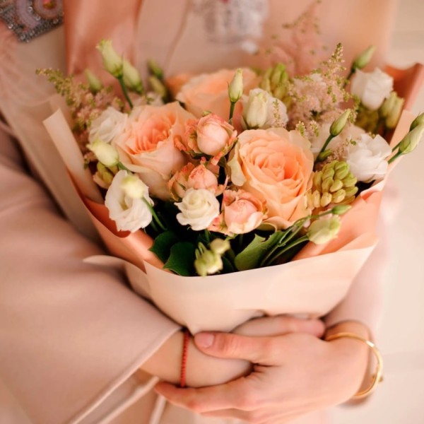 Букет из 3 роз и эустомы