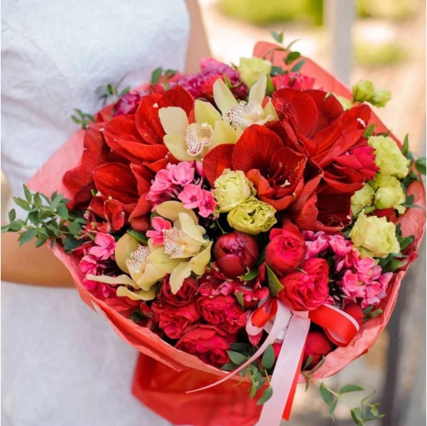 Букет из орхидей с амариллисом