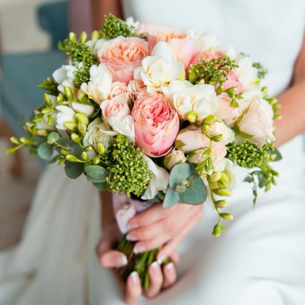 Букет невесты из 5 роз и фрезии