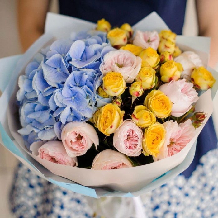 Букет Желтые кустовые розы и гортензия