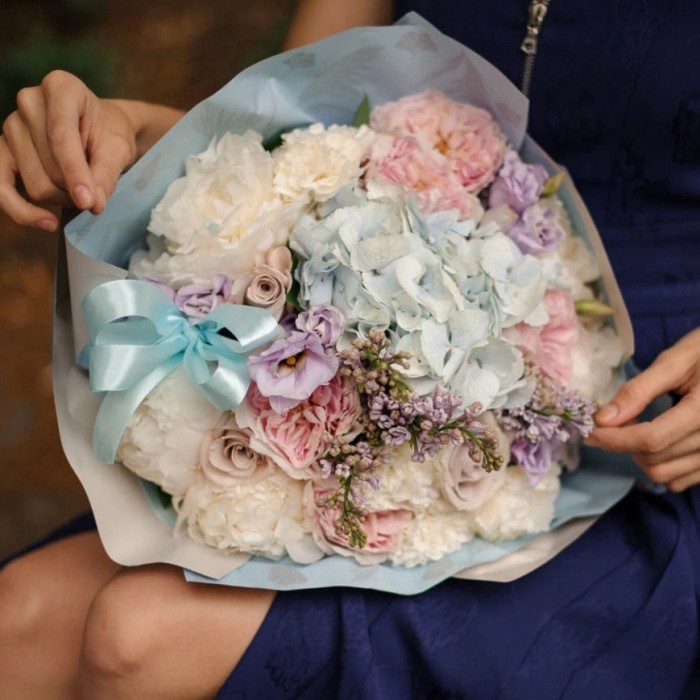 Букет Голубая гортензия с пионами