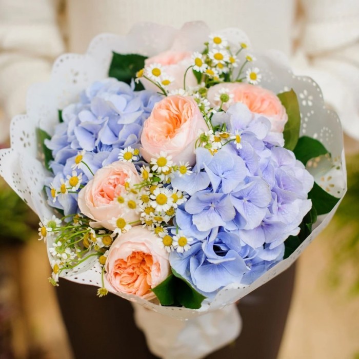 Букет Голубые гортензии и пионовидные розы