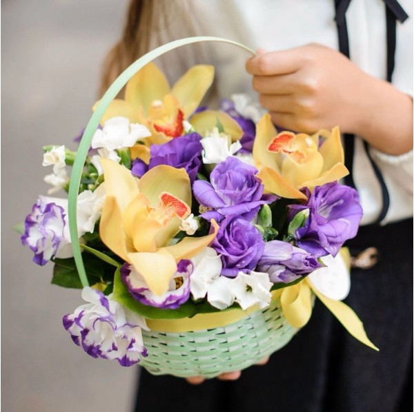 Корзина с 3 орхидеями и эустомой