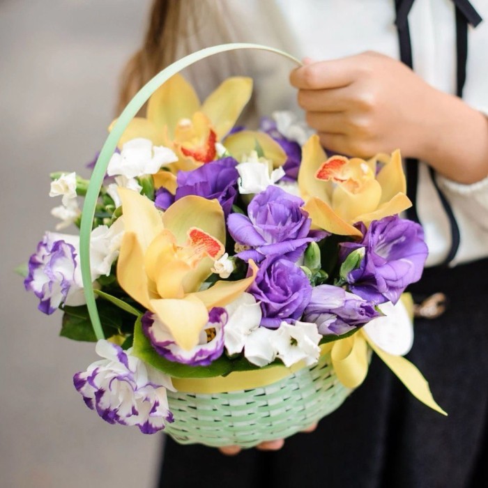 Корзина с 3 орхидеями и эустомой