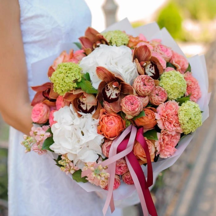 Букет Пионовидные розы и гортензии