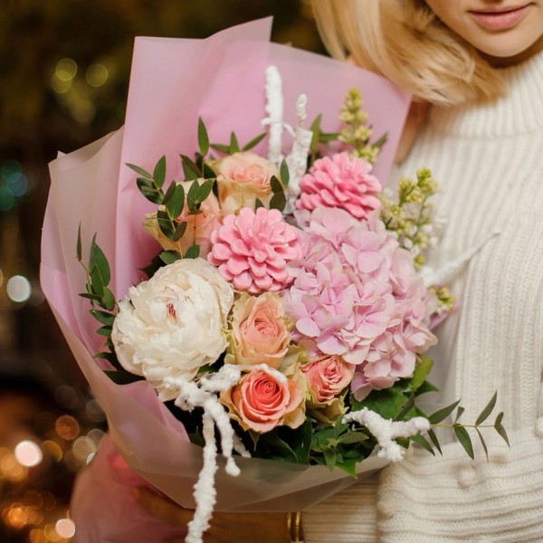 Розовая гортензия с шишками