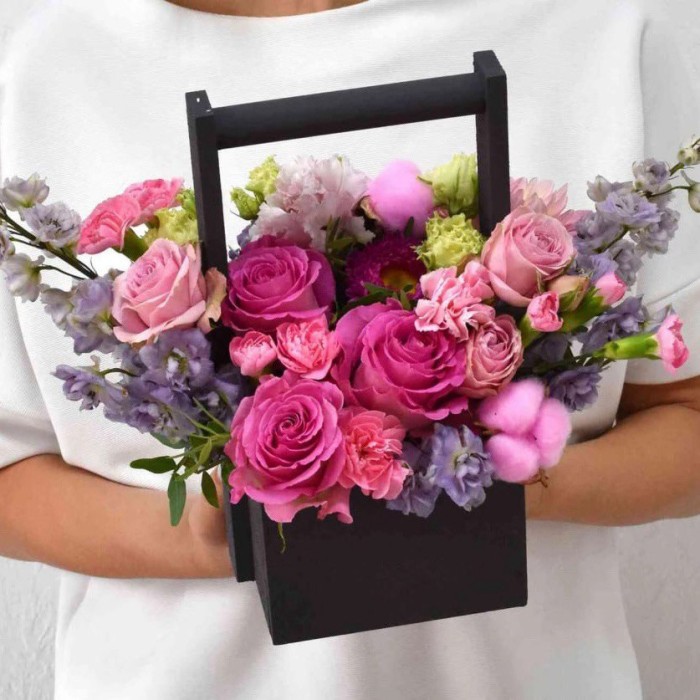 Розы и эустомы в ящичке