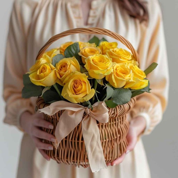 13 желтых роз в корзине