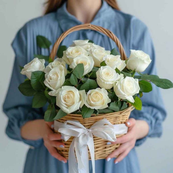 Корзина 15 белых роз