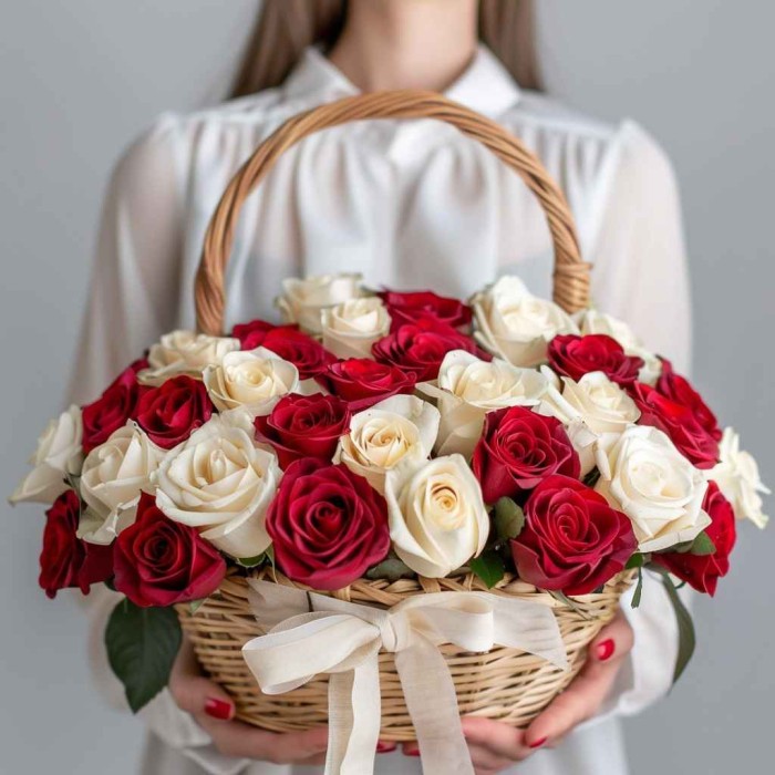 35 красно-белых роз в корзине