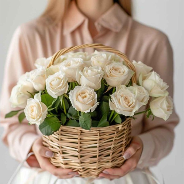 Белые розы в корзине