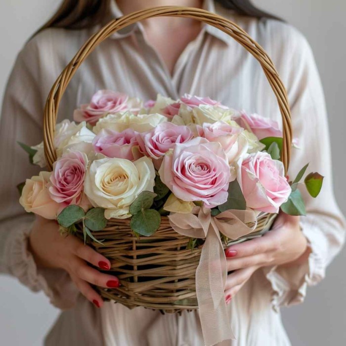 Корзина из 19 бело-розовых роз