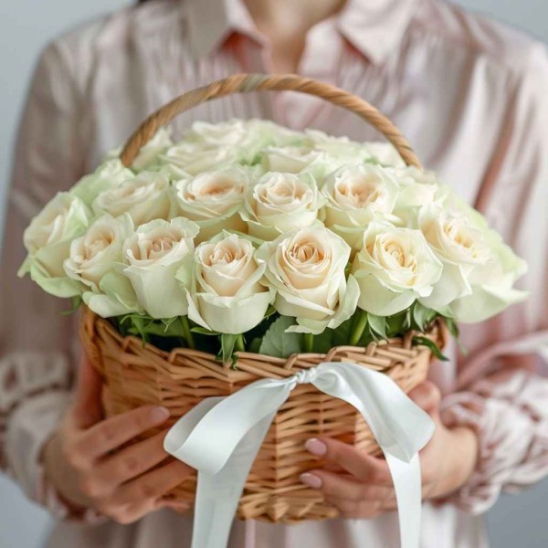 Корзина из 25 белых роз