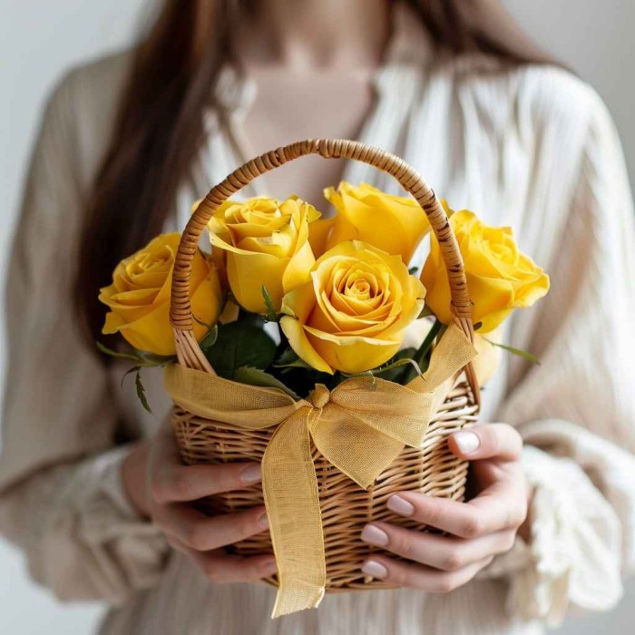 Корзина из 5 желтых роз