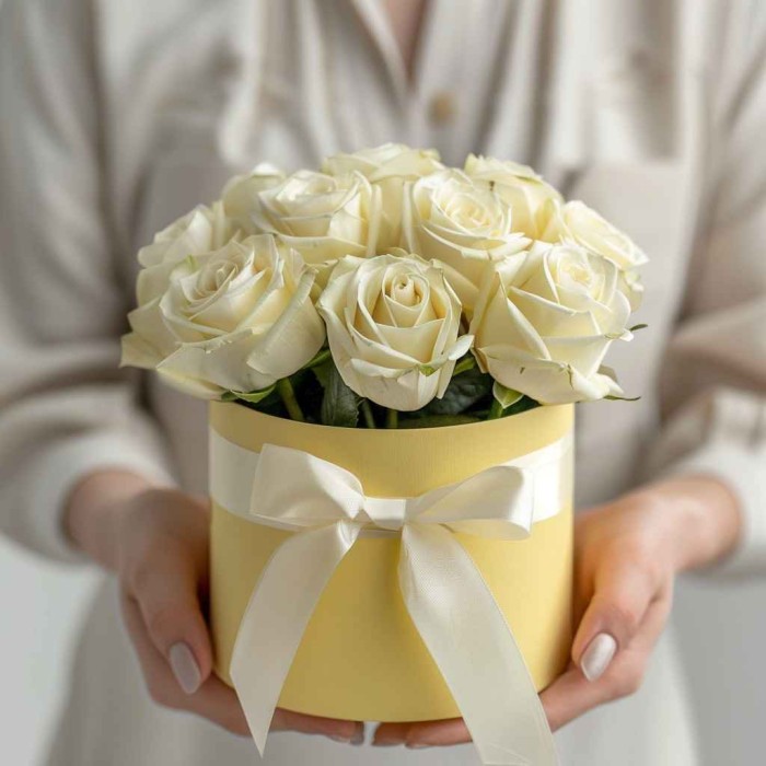 11 белых роз в шляпной коробке