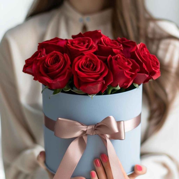 11 красных роз в коробке