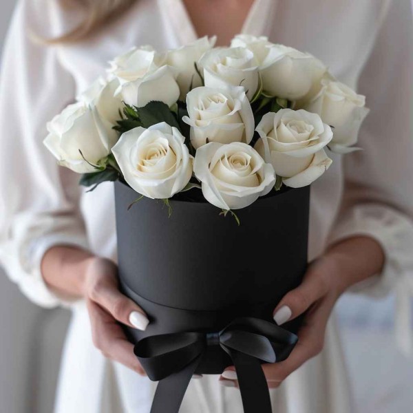 15 белых роз в черной коробке